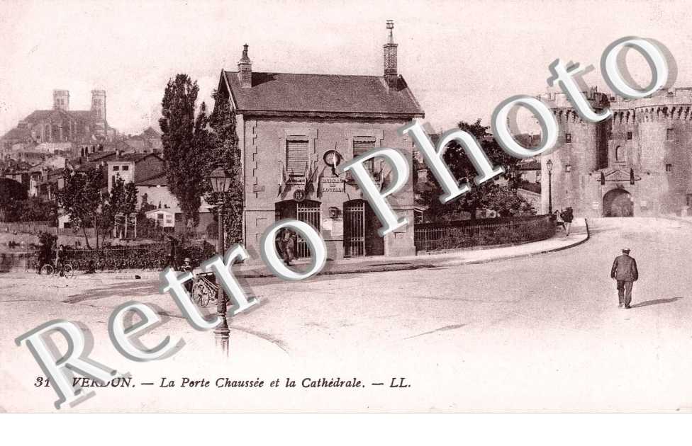 LA PORTE CHAUSSEE ET LA CATHEDRALE
