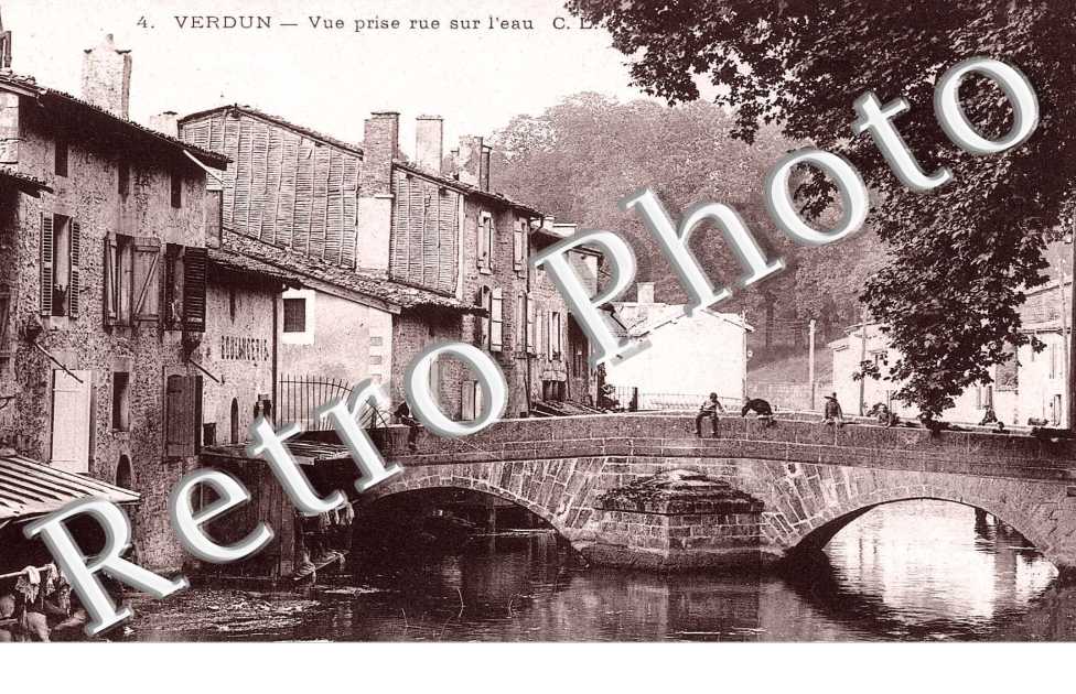 VUE PRISE RUE SUR L'EAU