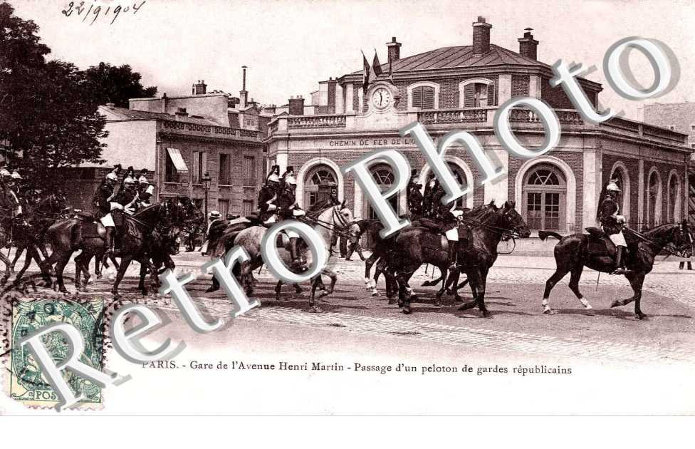 Gare de l'Avenue Henri Martin, passage d'un peloton de gardes republicains