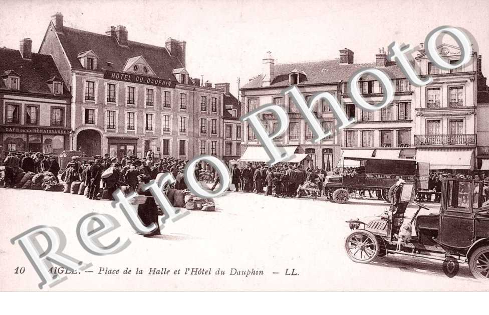 place de la halle et l'hotel du dauphin 