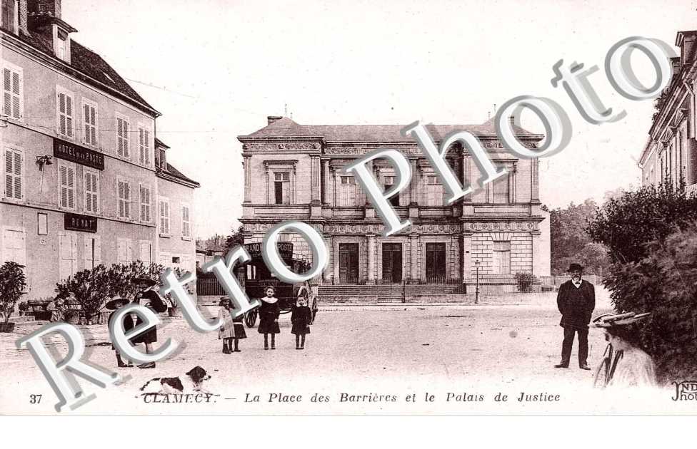 la place des Barrieres et le palais de justice