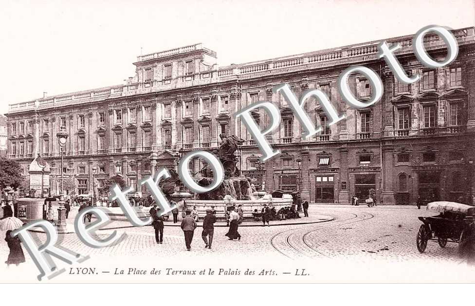  LA PLACE DES TERREAUX ET LE PALAIS DES ARTS