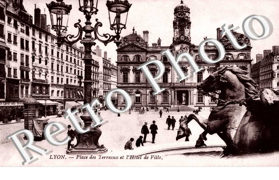PLACE DES TERREAUX ET HOTEL DE VILLE