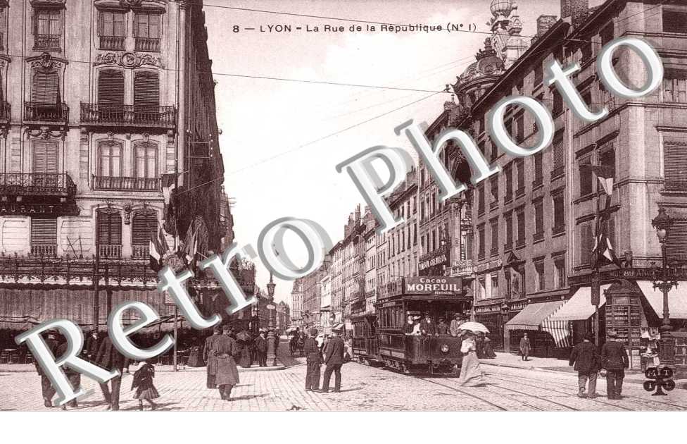 LA  RUE DE LA REPUBLIQUE