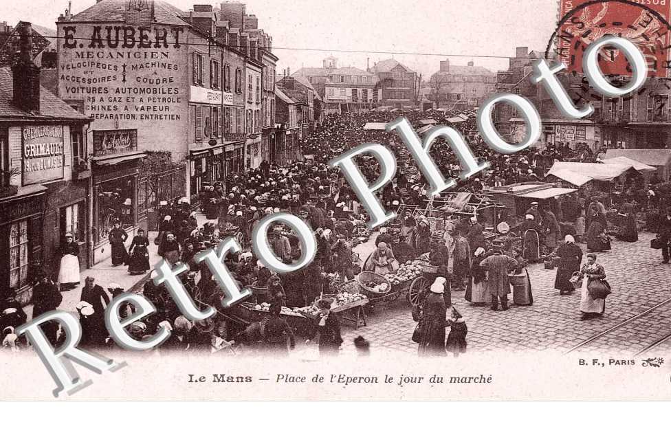 PLACE DE L'EPERON LE JOUR DU MARCHE
