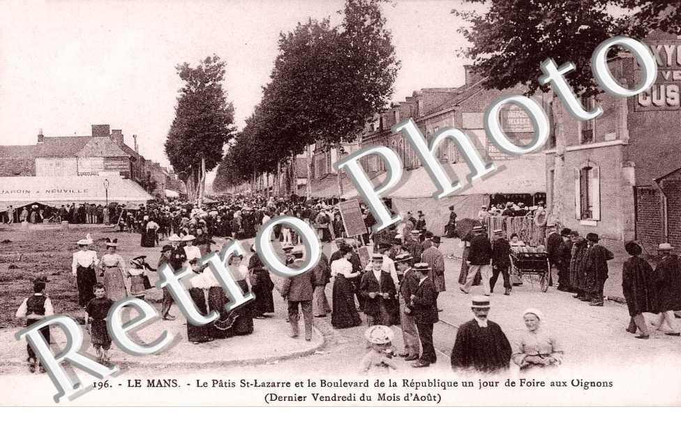 Le patis saint Lazarre et le boulevard de la republique un jour de foire aux oignons