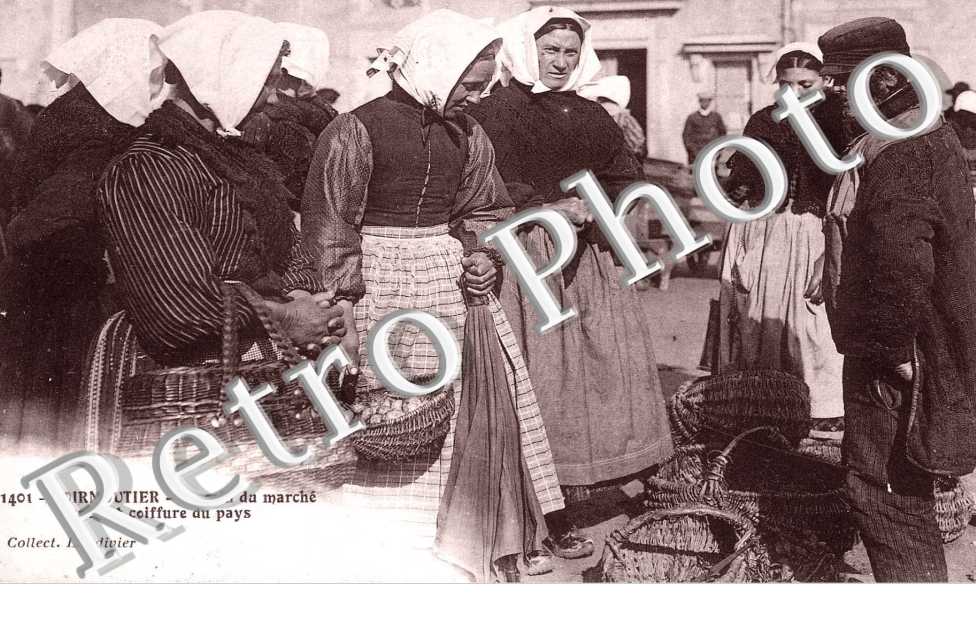 Un coin du marche Types et coiffes du pays