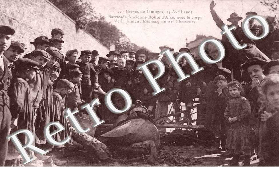 Greves de Limoges 15 avril 1905  Barricade ancienne route d'Aixe avec le corps de la jument Estacade, du 21e chasseurs