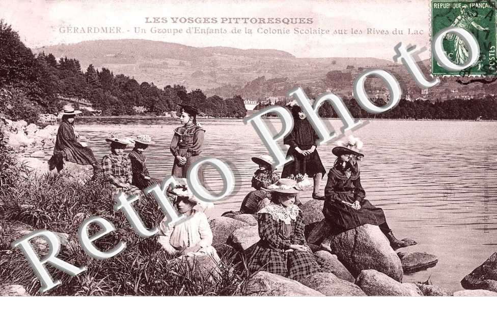 un groupe d'enfants de la colonie scolaire sur les rives du lac