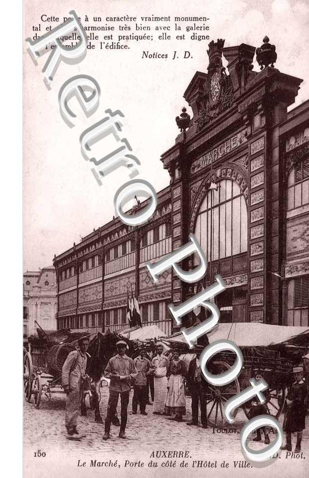 le marche, porte du cote de l' hotel de ville