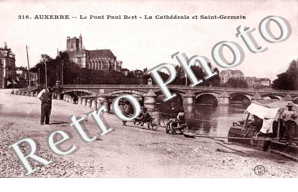 le pont Paul Bert, la cathedrale et Saint-Germain