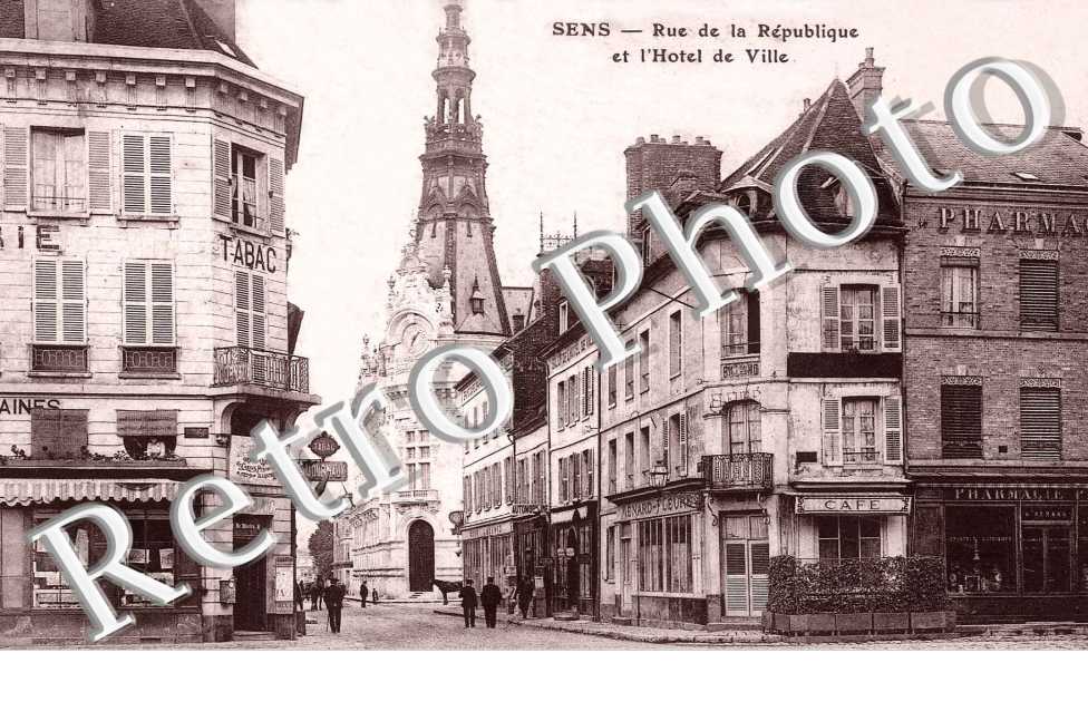 LA RUE DE LA REPUBLIQUE ET L'HOTEL DE VILLE
