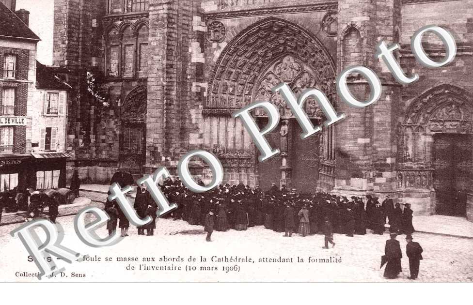 la foule se masse aux abords de la cathedrale, attendant la formalite de l' inventaire (10 mars 1906)