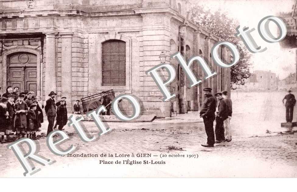 inondations de la loire a gien, place de l'eglise st louis