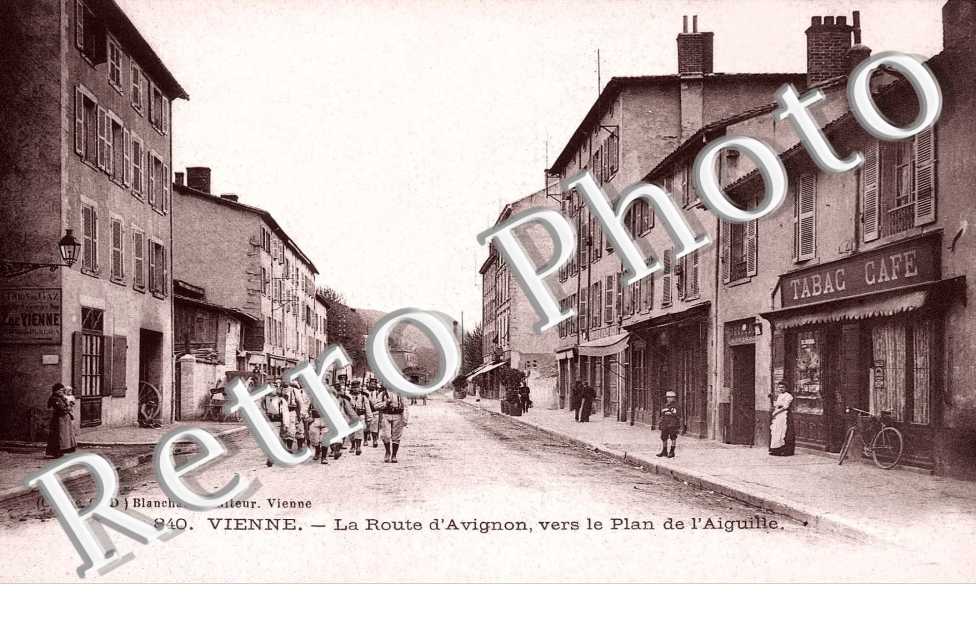 la route d'Avignon vers le plan de l'Aiguille