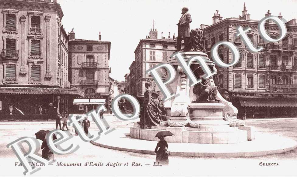 Monument d'Emile Augier et rue