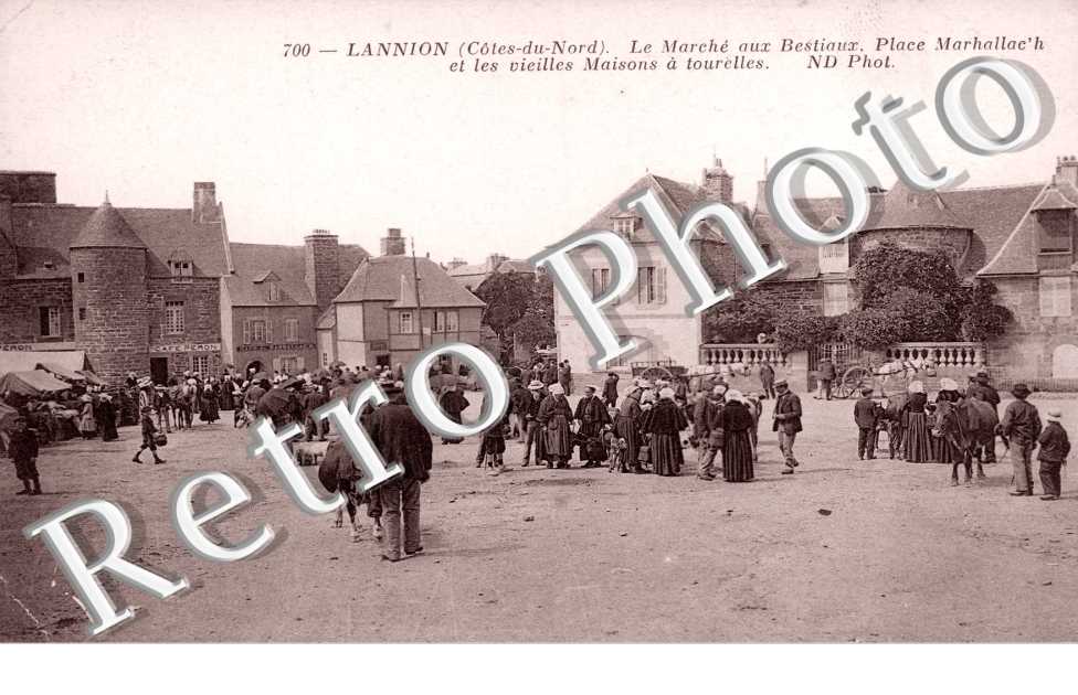 Le Marché aux bestiaux , place Marhallac'h et les vieilles maisons à tourelles