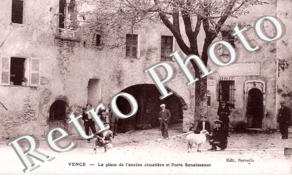 la place de l'ancien cimetiere et porte renaissance