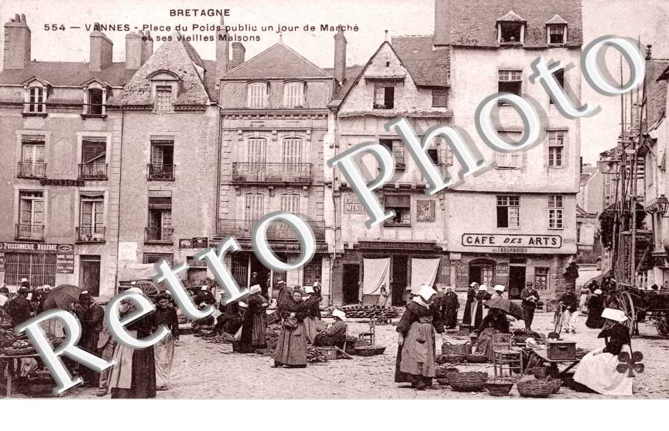 Place du Poids public un jour de marche et ses vieilles maisons