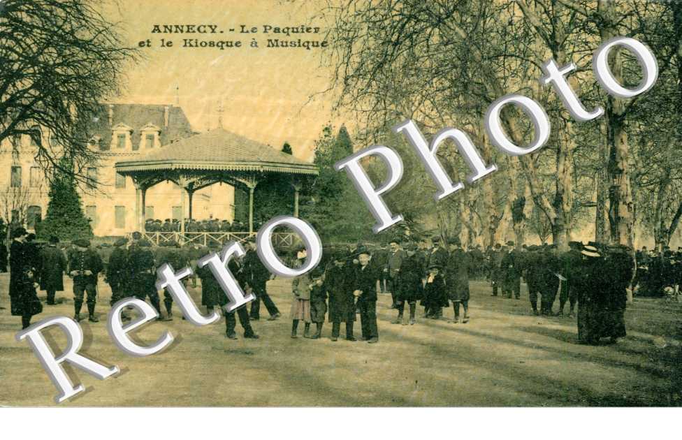 Le paquier et le kiosque a musique