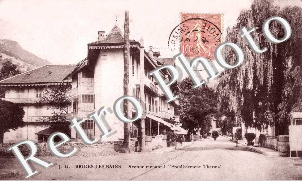Avenue menant a l'etablissement Thermal