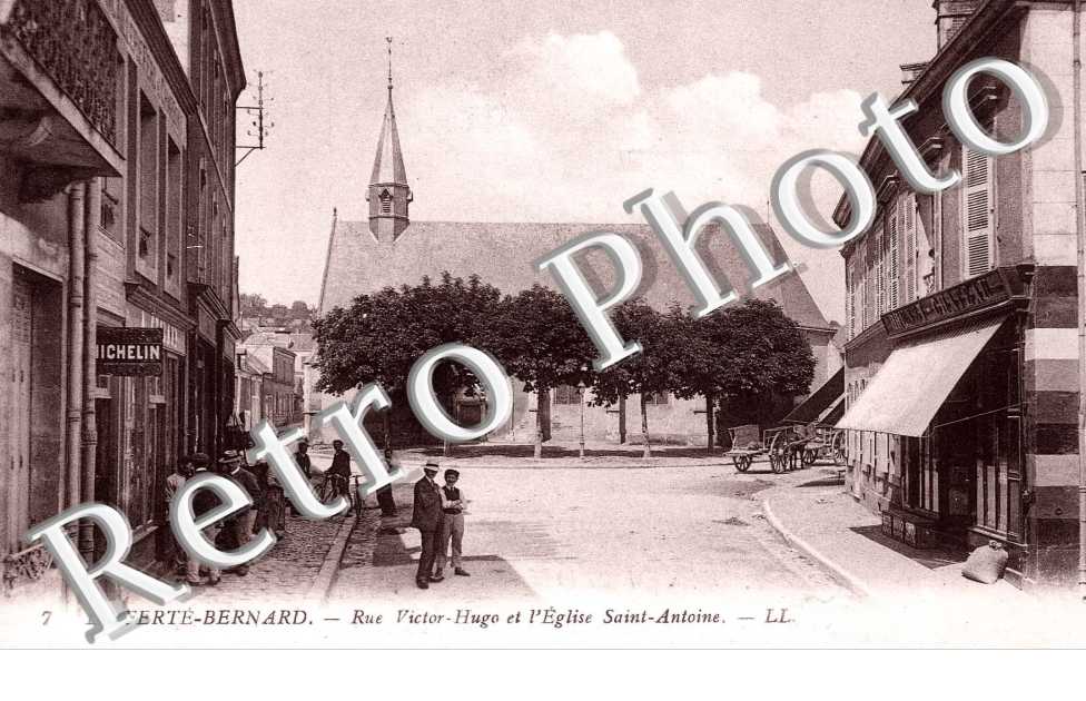 Rue Victor Hugo et l'eglise Saint-Antoine