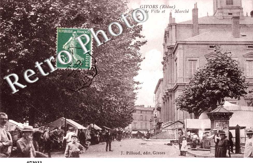 Hotel de ville et marche