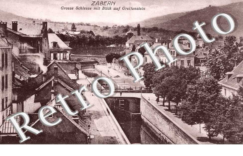GROSSE SCHLEUSE MIT BLICK AUF GREIFENSTEIN