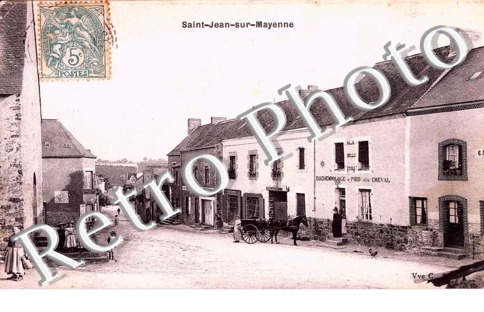 ( une rue du village )