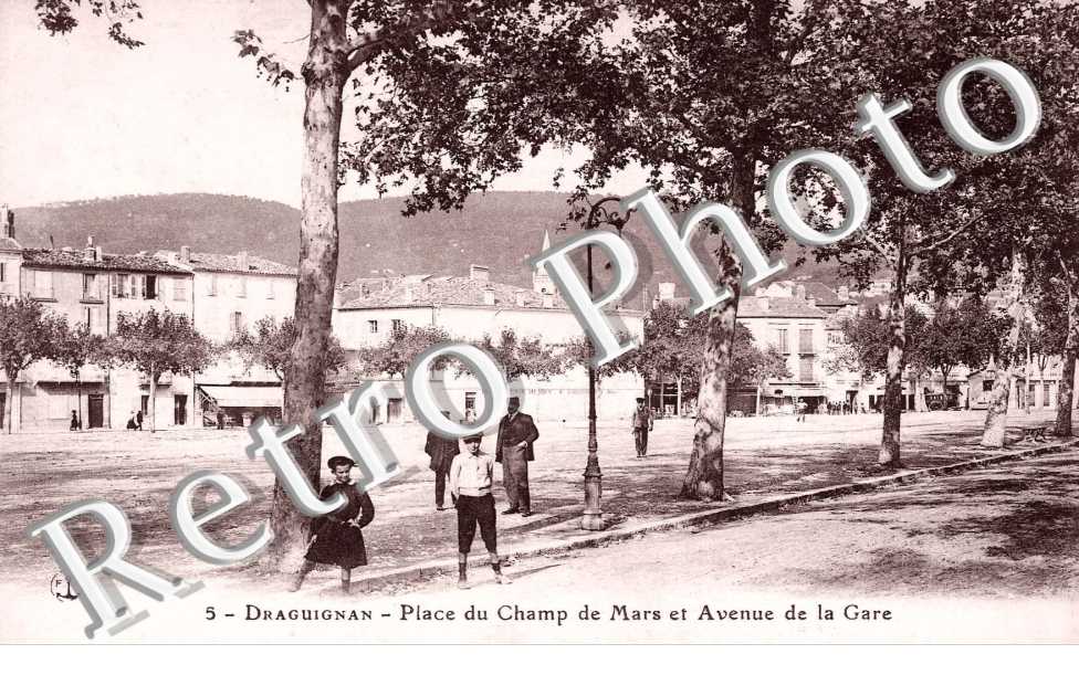 Place du Champ de Mars et Avenue de la Gare