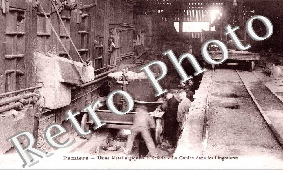 usine metallurgique, l'acierie, la coulee dans les lingotieres