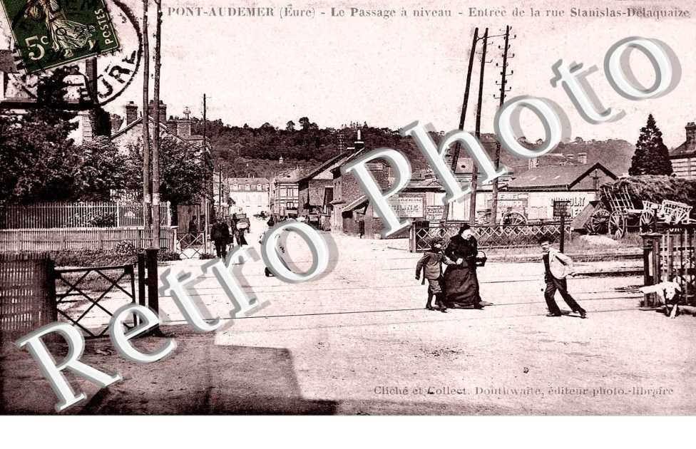 le passage a niveau, entree de la rue Stanislas Delaquaize