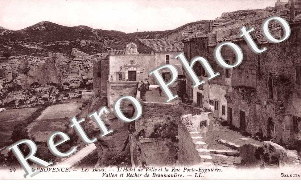 l'hotel de ville et la rue Porte Eyguières