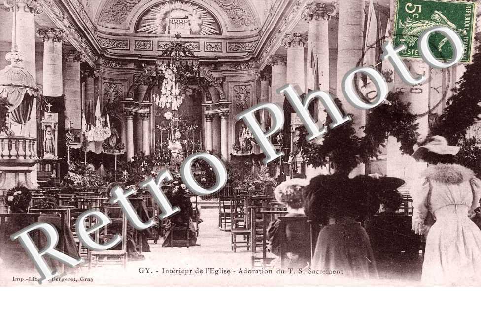 Interieur de l'eglise. adoration du T.S. Sacrement