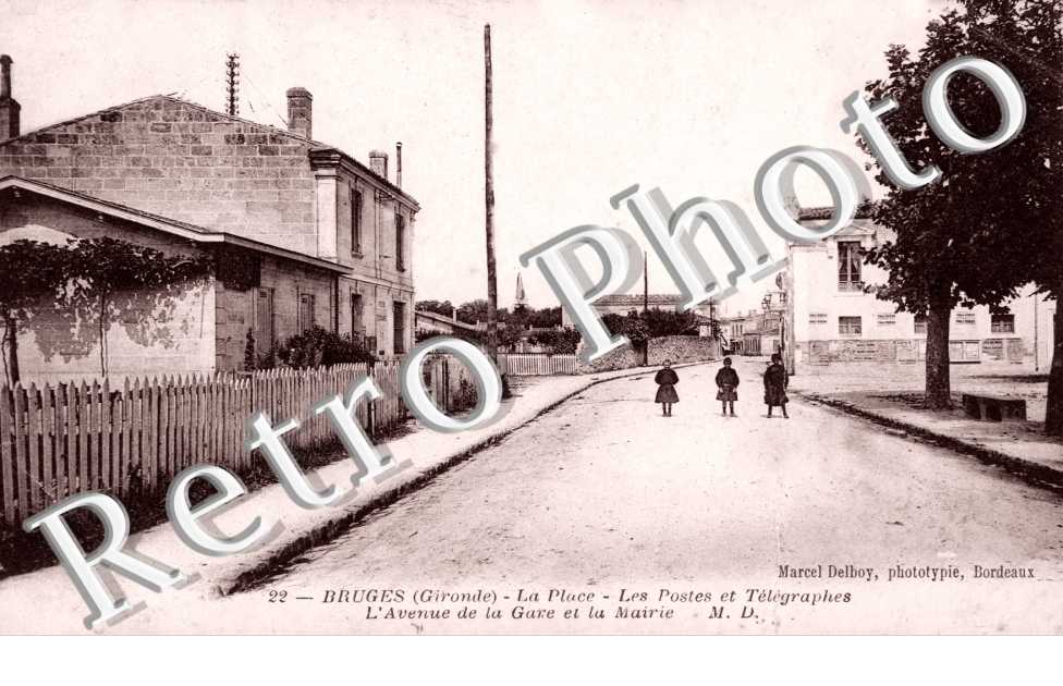 La Place - les postes et telegraphes - avenue de la gare et la mairie