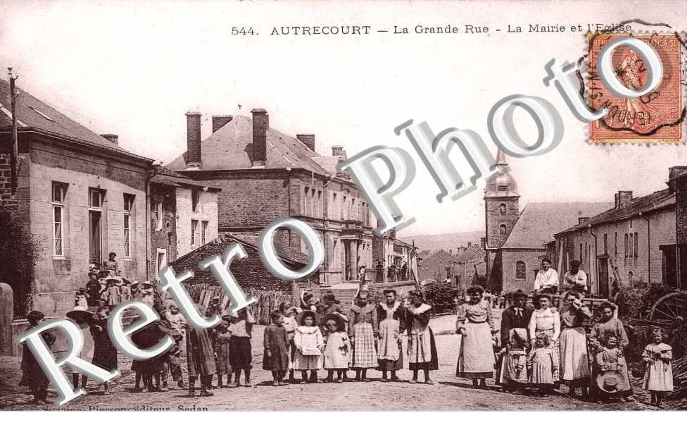 LA GRANDE RUE, LA MAIRIE ET L'EGLISE
