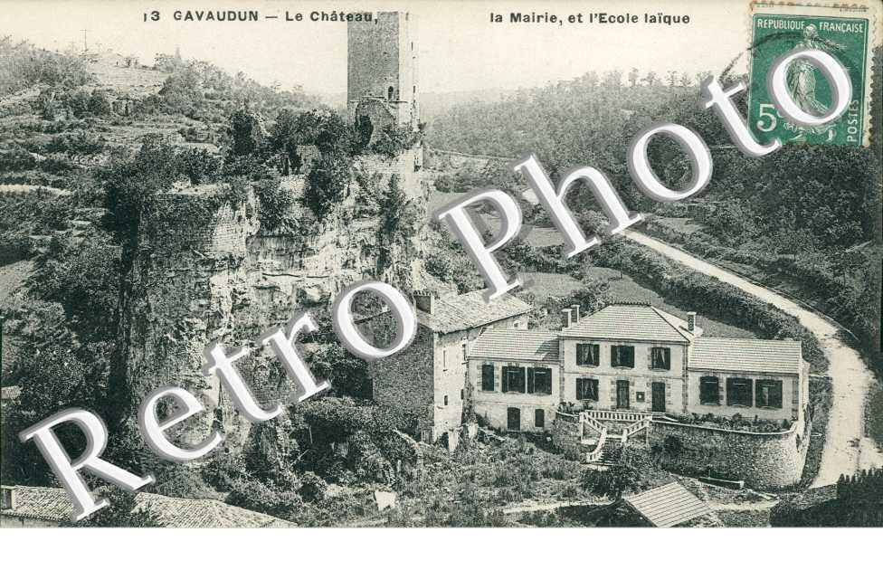le chateau - La mairie et l'ecole laique