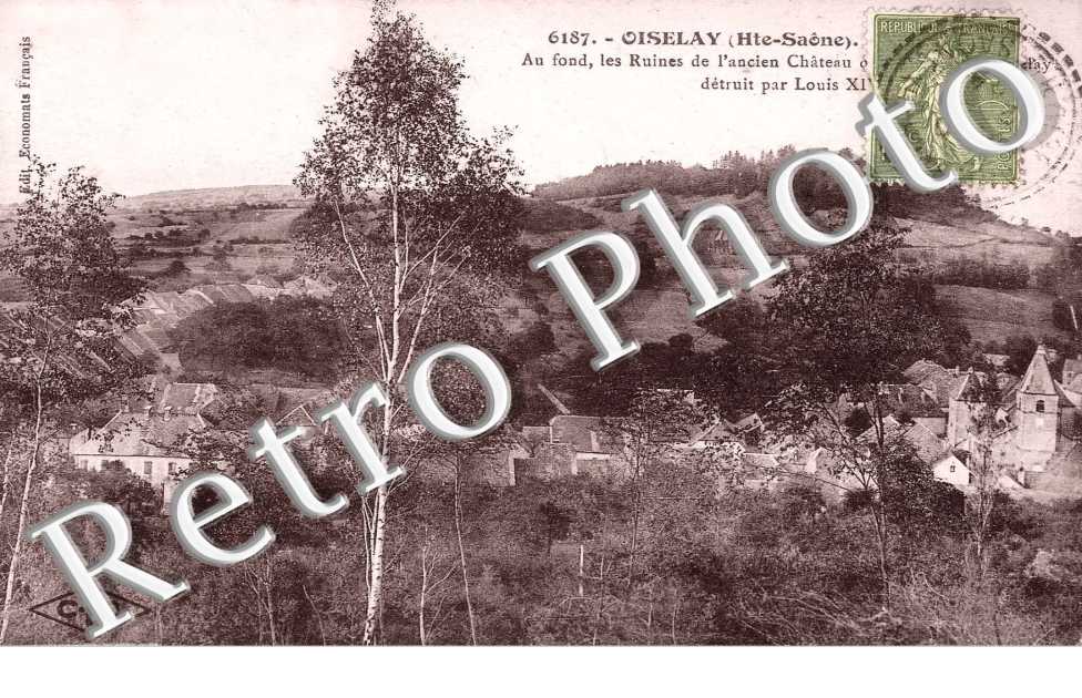 au fond, les ruines de l'ancien chateau