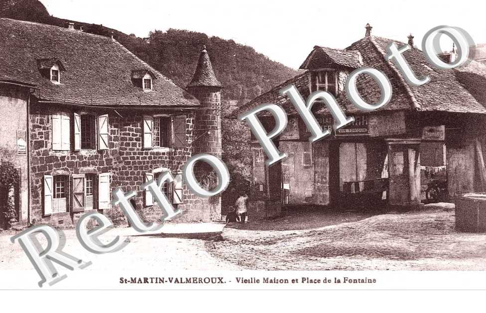 Vieille maison et place de la fontaine