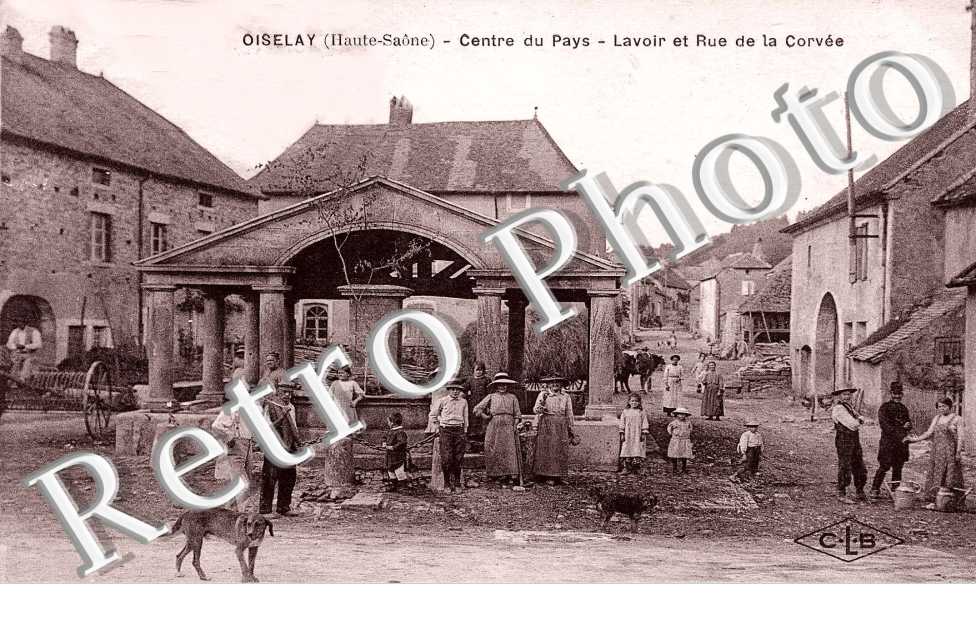 Centre du pays - lavoir et rue de lma corvee