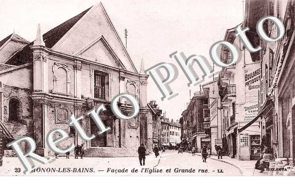Facade de l'eglise et grande rue