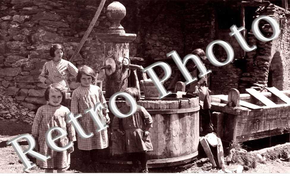 enfants a la fontaine