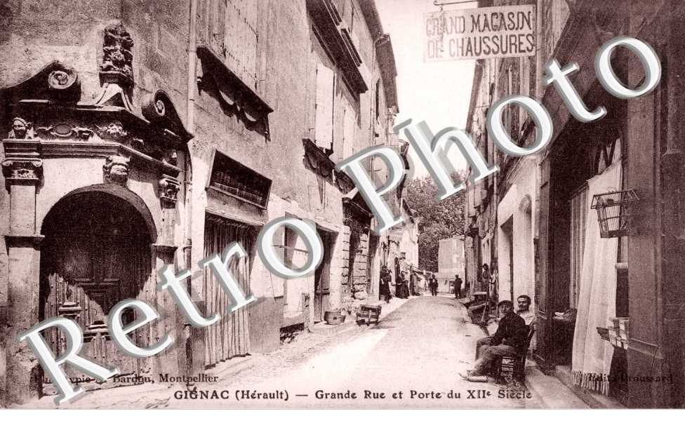 Grande rue et porte du XIIe siecle