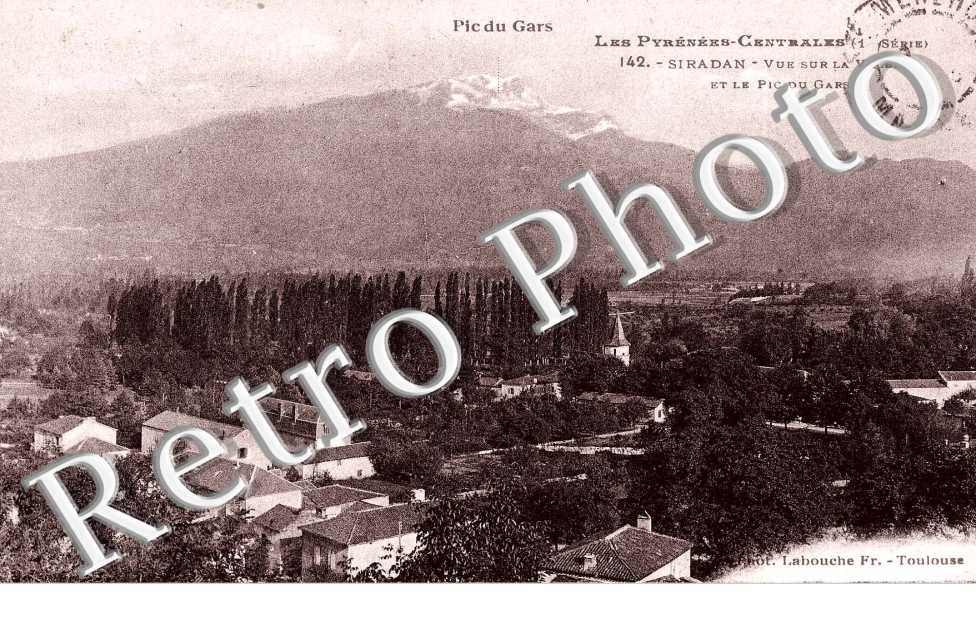 Vue sur la vallee et le pic du Gars