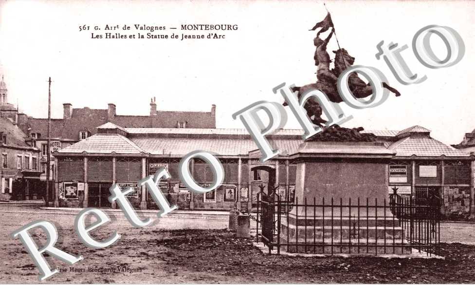 les halles et la statue de Jeanne d' Arc