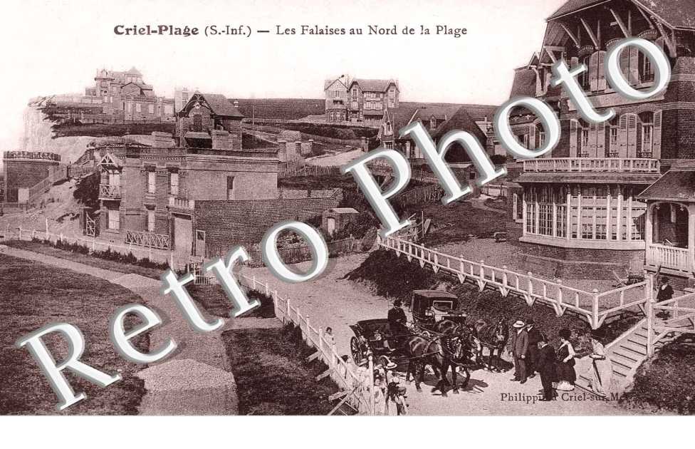 Les falaises au nord de la plage