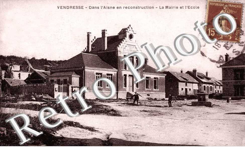 Dans l'Aisne en reconstruction - la mairie et l'ecole