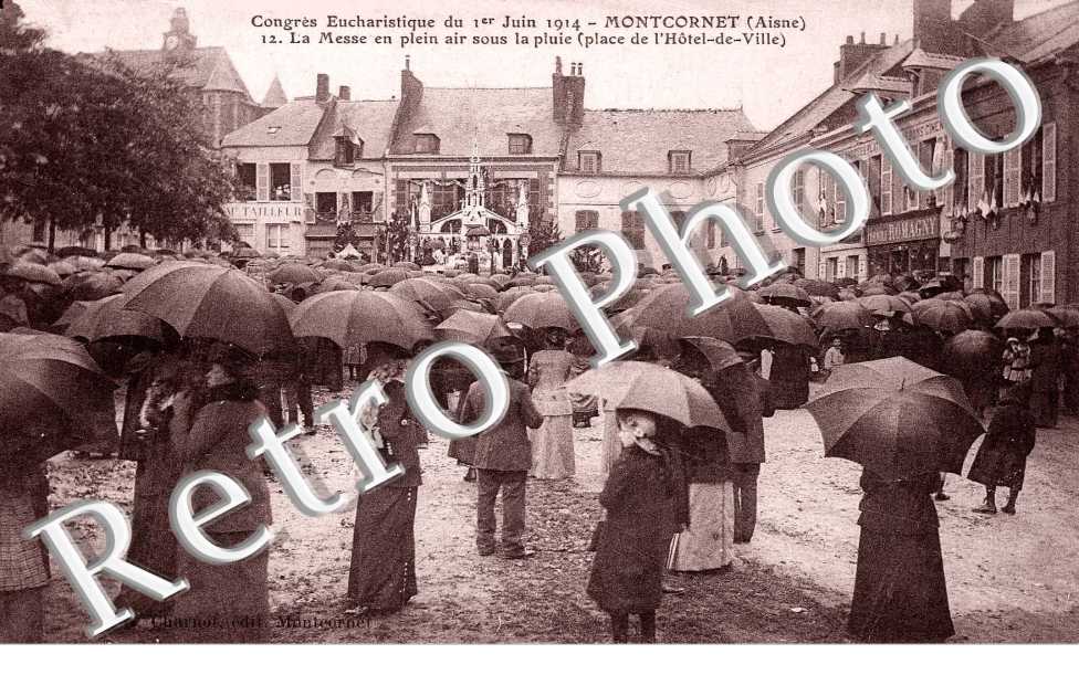 congres Eucharistique du 1er juin 1914 - 12 la messe en plein air sous la pluie - place de l'Hotel de Ville