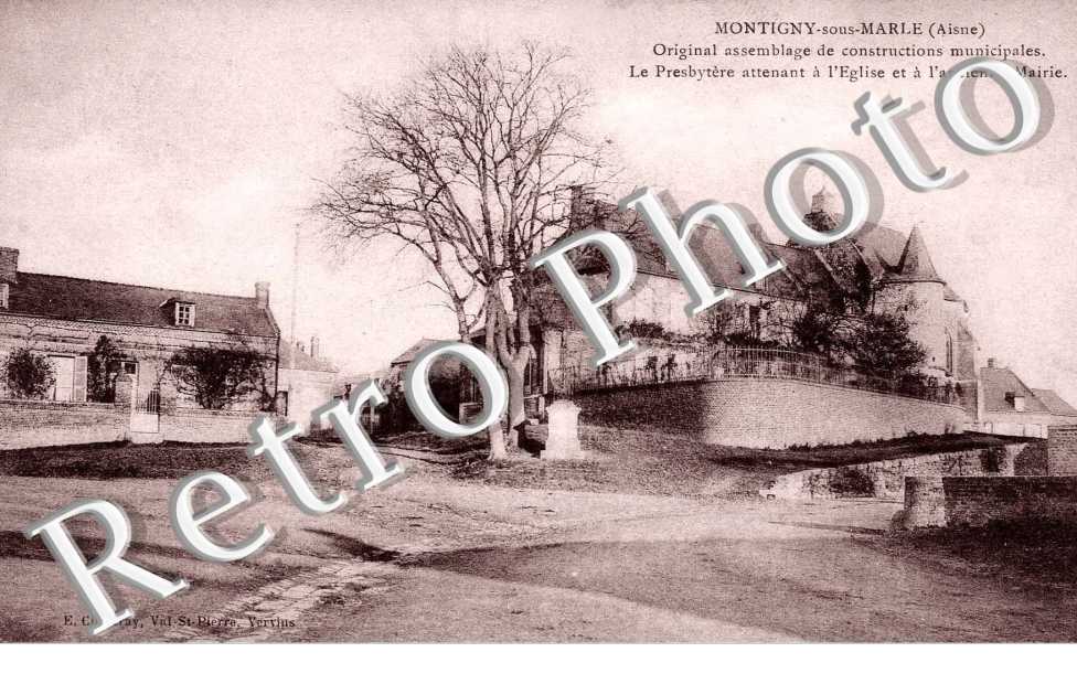 Original assemblage de constructions municipales. Le presbytère attenant à l'église et à l'ancienne mairie