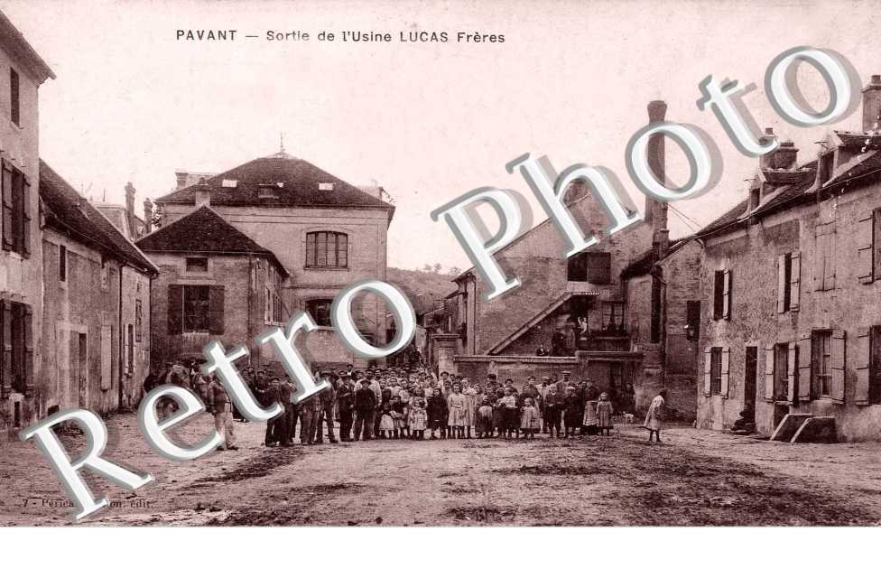 Sortie de l'Usine Freres